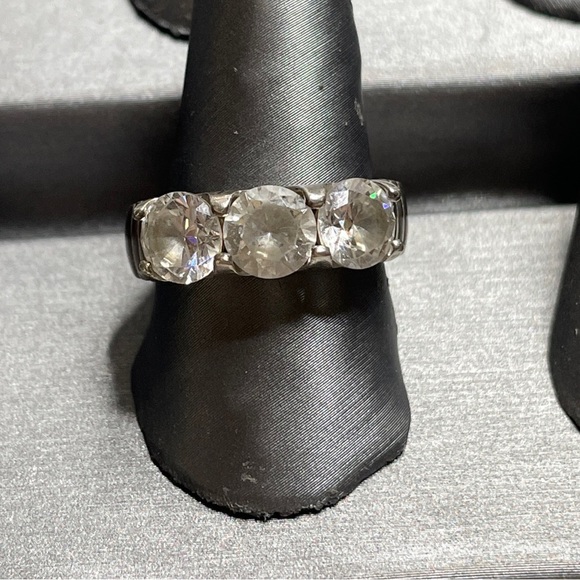 2.53 Carat Tw quartz or better sterling silver triple stone size 7 ring. - Picture 6 of 16